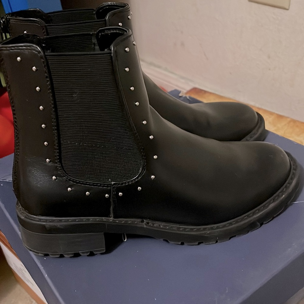 Universal Thread Black Chelsea Boots
